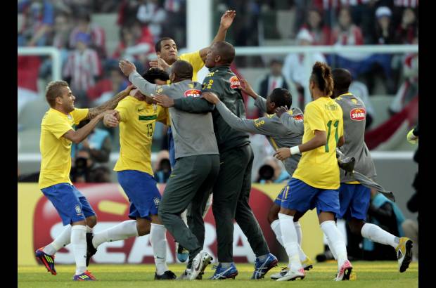 Reuters - Cuando parec&#237;a que Paraguay ganaba, Fred sorprendi&#243; a Villar con una mediavuelta desde el borde del &#225;rea y sell&#243; el empate. Igual que en el primer tanto, el pase fue de Ganso.