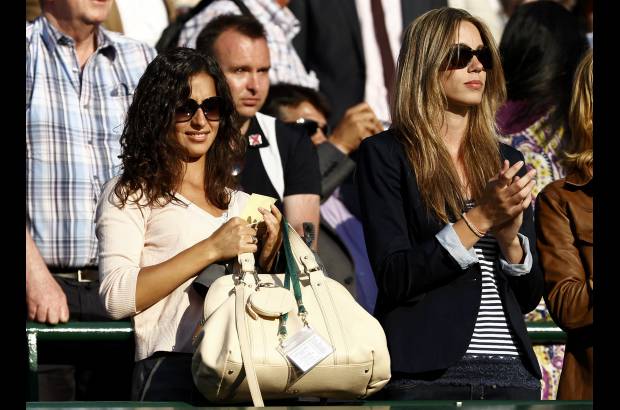 Reuters - Maria Francisca Perello, la novia de Nadal, y la hermana del tenista, Mar&#237;a Isabel Nadal, alentaron al jugador desde la tribuna.
