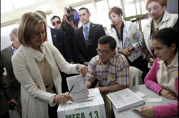Reuters - La candidata conservadora Noemí Sanín llegó acompañada de su hija y familiares.