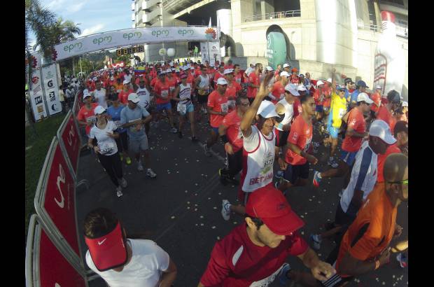 Esteban Jaramillo y Sebastián Salazar - Más de 10 mil competidores se dieron cita en esta histórica cita deportiva que se corría en las modalidades de 5, 10, 21 y 42 kilómetros.