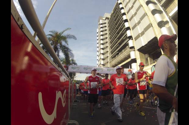 Esteban Jaramillo y Sebastián Salazar - Más de 10 mil competidores se dieron cita en esta histórica cita deportiva que se corría en las modalidades de 5, 10, 21 y 42 kilómetros.