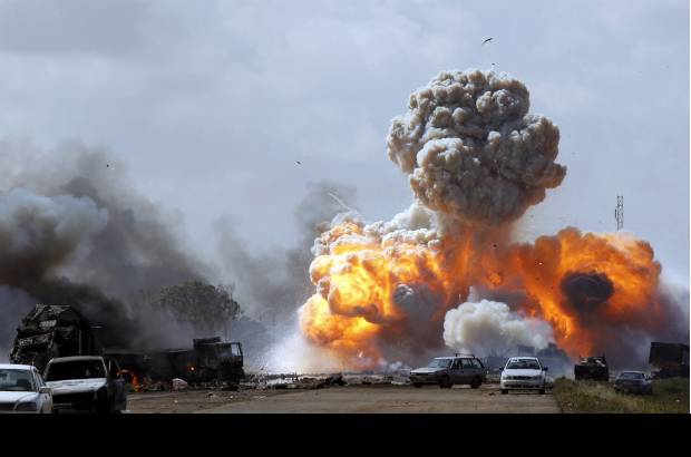 Reuters - Vehículos, pertenecientes a las fuerzas leales al líder libio Muamar el Gadafi explotaron tras un ataque aéreo de las fuerzas de la coalición.