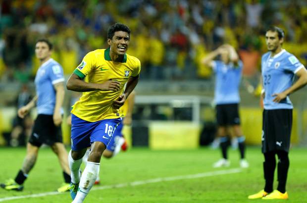 FOTO AP - Un tiro de esquina lanzado por Neymar a la cabeza de Paulinho le permiti&#243; a Brasil el pase a la final.