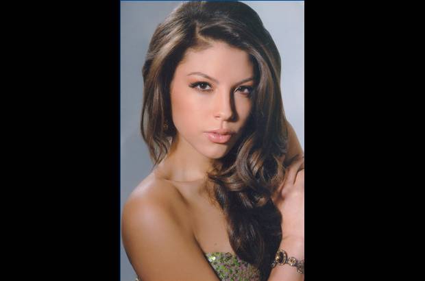 Cortes&#237;a Concurso Nacional de Belleza - Nicole, quien naci&#243; en Park Rigde, Illinois, Estados Unidos, tiene 19 a&#241;os. Sus medidas son: 83-63-94 y su estatura es de un 1.67 metros. Actualmente estudia Hoteler&#237;a y Turismo y Comunicaci&#243;n Social de la Depaul University, en Chicago, Illinois. Habla ingl&#233;s, portugu&#233;s y franc&#233;s. Le gusta el arte y el deporte.