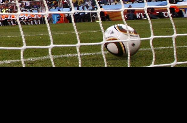 Reuters - En la imagen se ve que el bal&#243;n cruza completamente la l&#237;nea. Una mala decisi&#243;n de la terna uruguaya.
