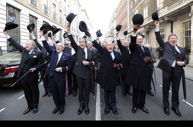 Reuters - Miembros de uno de los clubes m&#225;s antiguos de Londres se preparan para marchar alrededor de la Plaza de San Jaime para celebrar el 150 aniversario de su club.