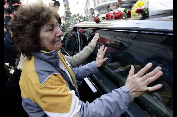 Reuters - Decenas de personas presenciaron este mi&#233;rcoles la partida del cortejo f&#250;nebre con los restos del cantautor argentino Facundo Cabral, asesinado en Guatemala.