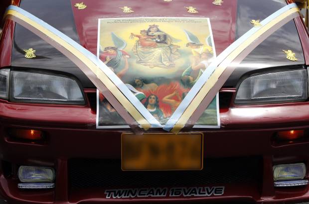 FOTO JAIME PÉREZ - Como cada 16 de julio, Día de la Virgen del Carmen, conductores desfilaron con su patrona por varios puntos de Medellín. Decenas de vehículos, como buses, carros y motos, circularon entre las terminales del Sur y del Norte de la ciudad.