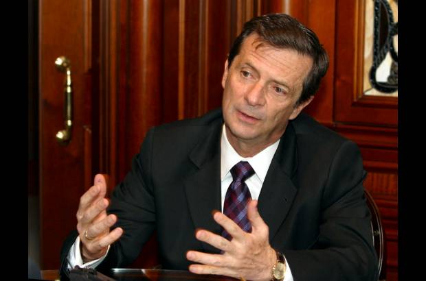 Foto Colprensa - El exministro de Interior y Justicia, Fernando Londo&#241;o Hoyos, result&#243; ileso este martes en un atentado terrorista en Bogot&#225;.