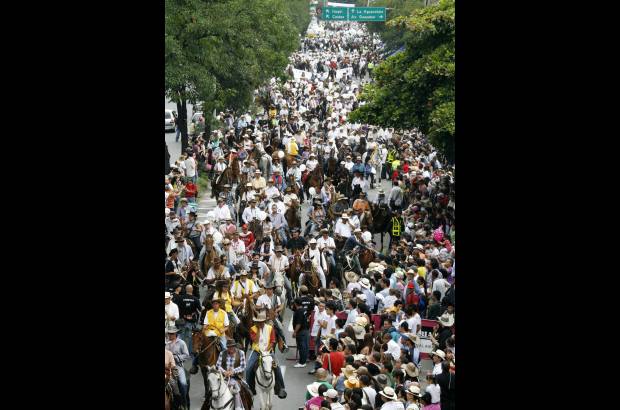 Esteban Vanegas - Aunque la tarde estuvo fría, la temperatura la subieron los asistentes al Desfile a Caballo, que se gozaron el evento.