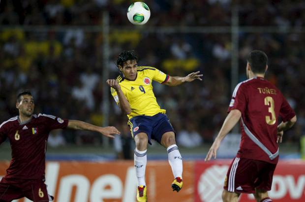 REUTERS - Colombia, que ven&#237;a de derrotar 5-0 a Bolivia, qued&#243; con 19 puntos, superado por Ecuador que gole&#243; a Paraguay en Quito.