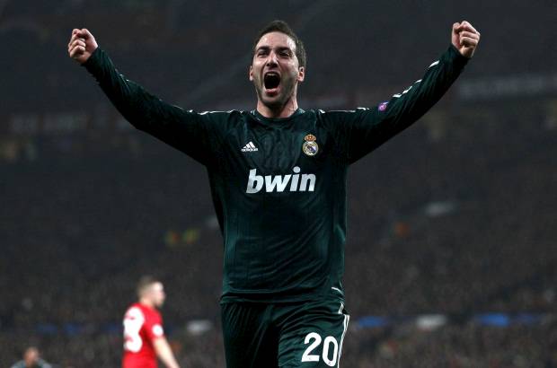 AP - Mourinho confi&#243; m&#225;s en el argentino Gonzalo Higua&#237;n que en el franc&#233;s Karim Benzema y mantuvo en la defensa al joven Rafael Varane en lugar de Pepe.