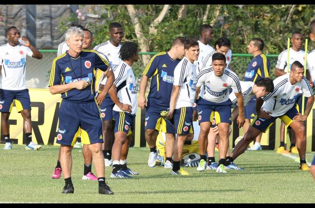 Juan A. S&#225;nchez - Jos&#233; P&#233;kerman dividi&#243; el grupo en dos: unos con bal&#243;n, otros en acondicionamiento f&#237;sico.
