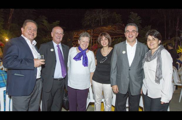 Edwin Bustamante - M&#250;ltiples especies de plantas fueron el deleite de los asistentes al coctel de apertura de Orqu&#237;deas, p&#225;jaros y flores el pasado martes en el Jard&#237;n Bot&#225;nico. En la imagen Fabio Ram&#237;rez, Francisco Sierra, Francoise Coupe, Liliana Wiesner, Farnando Ojalvo y Lina V&#233;lez.
