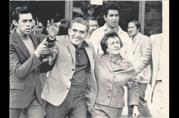 Colprensa - 1981. El 26 de marzo salió de Colombia al exilio en México, ya que el ejército colombiano quería detenerlo por una supuesta vinculación con el movimiento M-19 y porque durante cinco años había mantenido la revista Alternativa, de corte socialista. El presidente era Julio César Turbay Ayala.