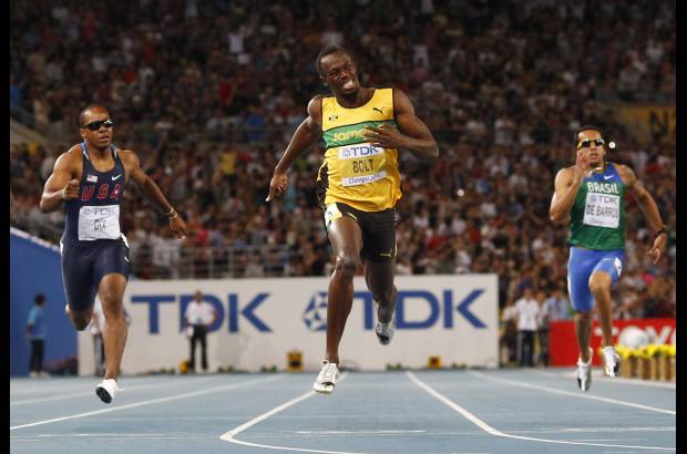 Reuters - Usain Bolt de Jamaica (Centro) compitió en los 200 metros en el Campeonato del Mundo de Atletismo de Daegu, Corea del Sur.