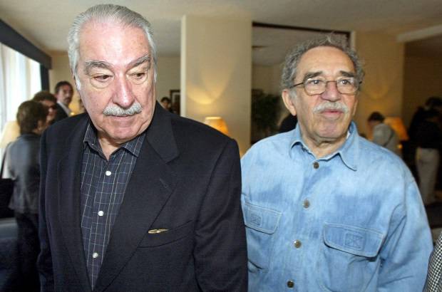 ARCHIVO - El novelista, ensayista y poeta colombiano es considerado uno de los mejores escritores hispanoamericanos contempor&#225;neos.