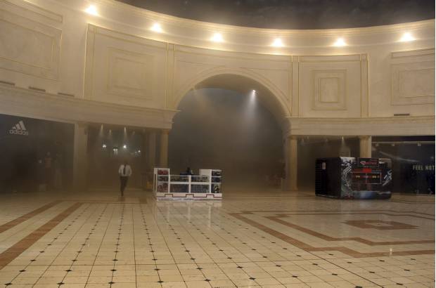 AP - El fuego, cuyo origen a&#250;n se desconoce, destruy&#243; tambi&#233;n partes del techo del centro comercial Villagio, agreg&#243; Al Duhaimi.