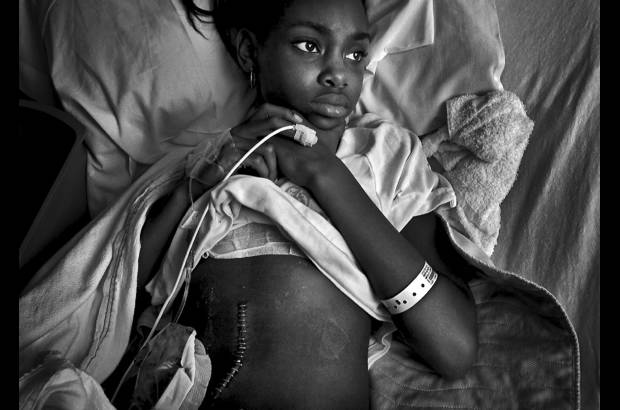 Reuters - Otra de las fotograf&#237;as por la que gan&#243; el premio Pulitzer Barbara Davidson de Los Angeles Times, fue esta de Erica Miranda, una ni&#241;a de 10 a&#241;os que recibi&#243; tres disparos en la espalda, pierna y caderas mientras jugaba baloncesto afuera de su casa en Compton, Los &#193;ngeles, en una pelea entre un joven de 17 a&#241;os y un hombre de 45 que eran de pandillas diferentes.