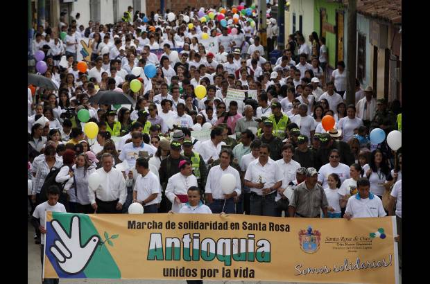 Manuel Saldarriaga - Con una multitudinaria marcha, los santarrosanos condenaron la masacre de diez campesinos en una finca tomatera de la vereda Aguaditas.