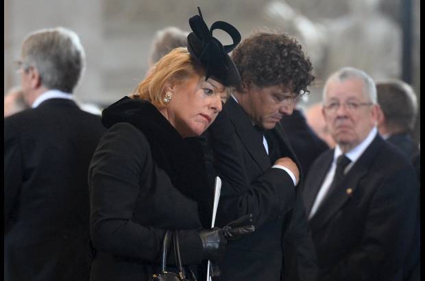 Reuters - Carol Thatcher, hija de Margaret Thatcher y su pareja Marco Grass en el funeral de Margaret Thatcher en la catedral de San Pablo en Londres.