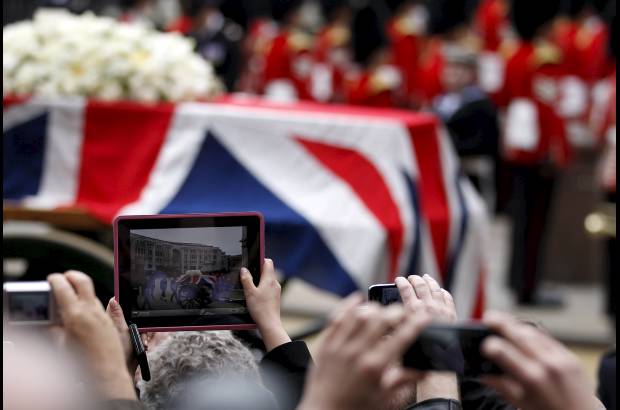 AP - Quienes estuvieron presentes en el desfile usaron sus tel&#233;fonos y tablets para tomar fotograf&#237;as y grabar en video el paso del f&#233;retro por las calles de Londres