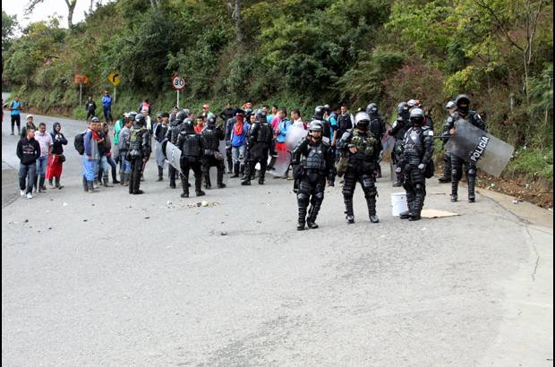Foto cortes&#237;a Polic&#237;a Antioquia - Parte de los 3.000 mineros informales que fueron evacuados realizaron en la ma&#241;ana de este mi&#233;rcoles una asonada contra los agentes del Esmad y el Ej&#233;rcito.