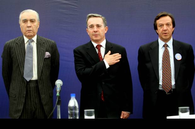 - Julio Mario Santo Domingo al lado del entonces presidente &#193;lvaro Uribe V&#233;lez y el expresidente del Canal Caracol, Paulo Laserna en un acto empresarial.