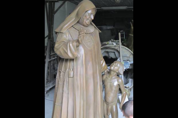 Cortes&#237;a - La figura incluy&#243; a un peque&#241;o ember&#225;-katio.