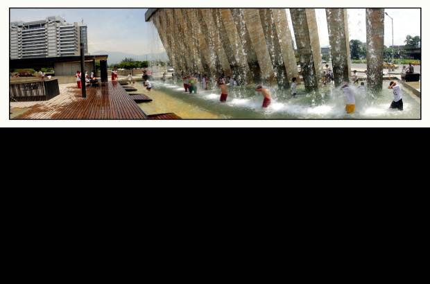 Henry Agudelo - El Parque de los Pies Descalzos es uno de los espacios lúdicos de Medellín, para pasar un buen momento en compañía de la familia, los seres amados o los amigos.