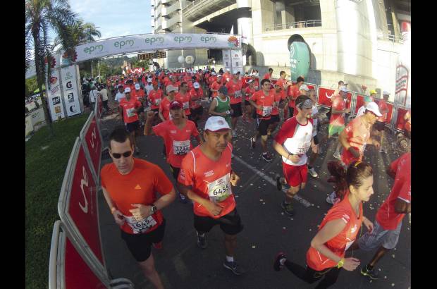 Esteban Jaramillo y Sebastián Salazar - Más de 10 mil competidores se dieron cita en esta histórica cita deportiva que se corría en las modalidades de 5, 10, 21 y 42 kilómetros.