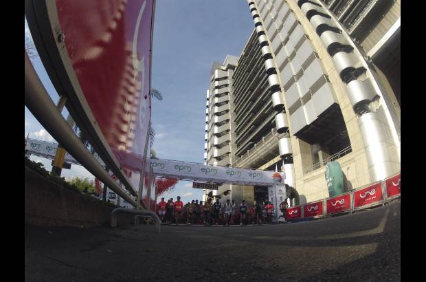 Esteban Jaramillo y Sebastián Salazar - Más de 10 mil competidores se dieron cita en esta histórica cita deportiva que se corría en las modalidades de 5, 10, 21 y 42 kilómetros.