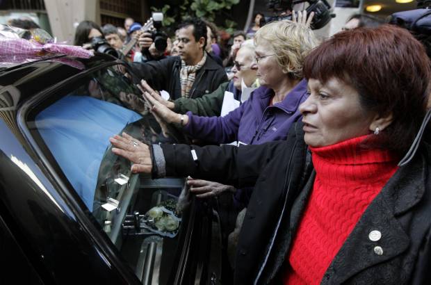 Reuters - Facundo Cabral fue cremado en un cementerio privado de las afueras de Buenos Aires, Argentina.