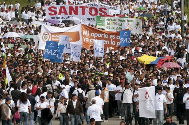 Colprensa - Con bombas blancas y mensajes de paz, los marchantes claman por una paz para los colombianos.