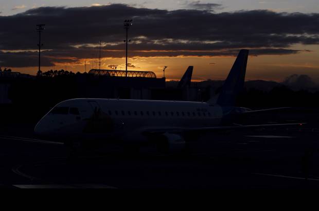 Foto Jaime P&#233;rez - Salida del aeropuerto ElDorado de Bogot&#225; al atarceder.