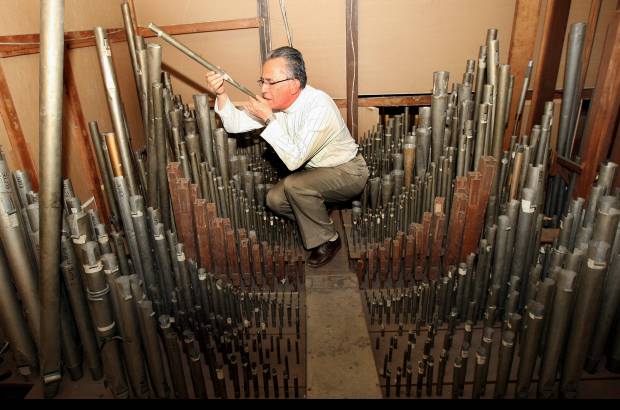 Juan Antonio S&#225;nchez - El Padre Gustavo Pati&#241;o observa con preocupaci&#243;n el &#243;rgano de la Iglesia de San Jos&#233;, construido en 1922 Espa&#241;a por Pedro Xucl&#225; y al que posteriormente le adaptaron m&#225;s registros de la casa alemana Walcker.
