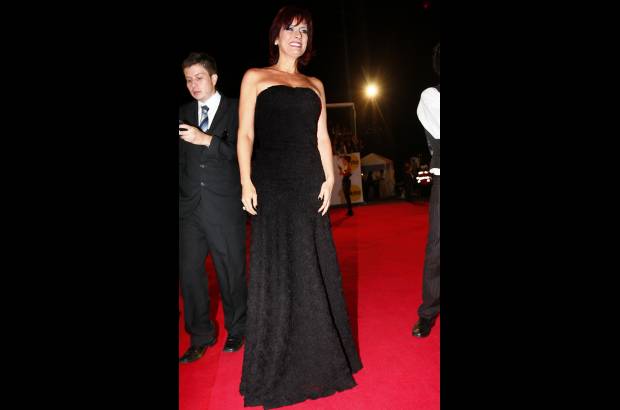 Mauricio Alvarado-Colprensa - Cristine Lilley, muy elegante de negro, con un vestido con escote palabra de honor.