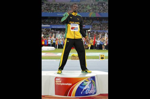 Reuters - Al d&#237;a siguiente de haberse proclamado campe&#243;n en los 200, con el cuarto tiempo m&#225;s r&#225;pido de la historia, Bolt fue incontenible en la recta final del relevo al parar el cron&#243;metro con 37.04, arrojando por los aires el bast&#243;n.