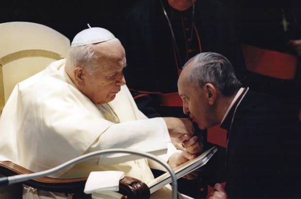 AP - &quot;He querido al ser elegido Obispo de Roma y Pastor Universal de la Iglesia llamarme Benedicto XVI, para unirme idealmente al venerado Pont&#237;fice Benedicto XV, que gui&#243; a la Iglesia en un periodo dif&#237;cil a causa del primer conflicto mundial&quot;, dijo.