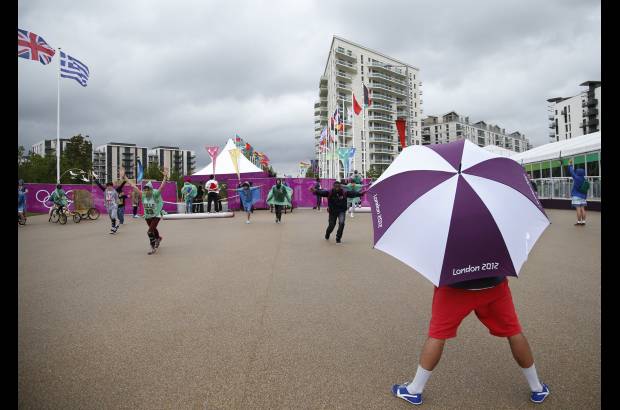 AP - Los artistas que estarán en la ceremonia inaugural entrenan y muestran sus habilidades antes de los ensayos oficiales.
