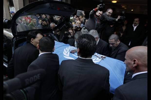 Reuters - El f&#233;retro en el que descansa el cantante y compositor, asesinado a balazos el s&#225;bado 9 de julio en Guatemala, fue introducido en un coche f&#250;nebre mientras sus seguidores cantaban su popular canci&#243;n No soy de aqu&#237;, ni soy de all&#225; y lanzaban flores.