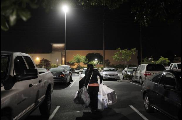 AP - Precisamente para animar a los consumidores, las principales grandes superficies del pa&#237;s, como Best Buy, Kmart, WalMart, Old Navy o Macy&#39;s, y otros muchos comercios adelantaron el pistoletazo de salida a las rebajas al mismo d&#237;a de Acci&#243;n de Gracias y a la madrugada de este viernes.