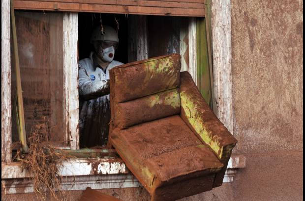 AP - La inhalación del polvo tóxico puede causar enfermedades pulmonares, según un informe de la Academia de Ciencia Húngara.