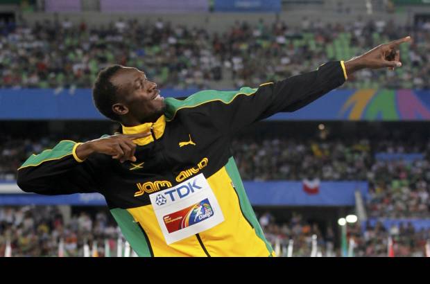 Reuters - Usain Bolt comenz&#243; el Mundial de atletismo con una mueca de disgusto y escuchando el murmullo de que, despu&#233;s de todo, es vulnerable. Sin embargo, Bolt se encarg&#243; de despejar las dudas con un asombroso cierre del campeonato al salir disparado como un bala en la &#250;ltima posta de un relevo 4x100 que eclips&#243; el r&#233;cord mundial.