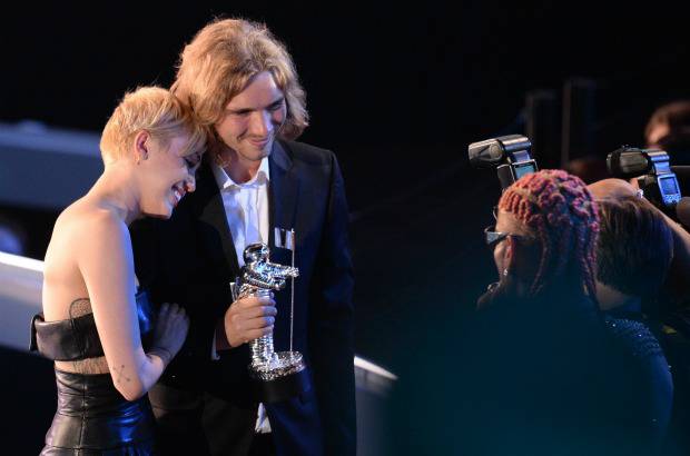 AFP - Una llorosa Miley Cyrus permiti&#243; que un joven sin hogar aceptara su premio al video del a&#241;o, en un acto completamente opuesto al del a&#241;o pasado, cuando dej&#243; al mundo boquiabierto bailando atrevidamente con Robin Thicke en el escenario.