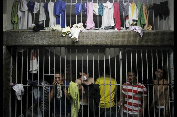 R&#243;binson S&#225;enz - Los detenidos se mantienen sin camisa, pues el sofoco es muy fuerte en el s&#243;tano, por el alto n&#250;mero de personas.