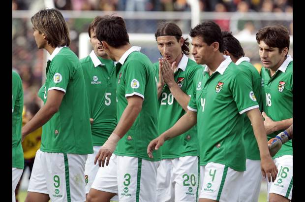 Reuters - Bolivia empat&#243; transitoriamente a los 85 con el gol de Walter Flores, un remate de media distancia que peg&#243; primero en el travesa&#241;o y luego se meti&#243; al fondo. Dos salidas y dos derrotas para el equipo boliviano.