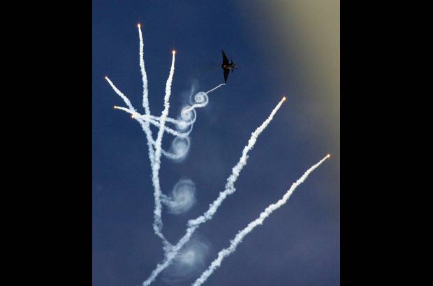 Hernán Vanegas - Ha sido una semana en la que los aviones han hecho de las suyas mientras surcan los cielos, conducidos por acróbatas que no tienen miedo a las alturas.