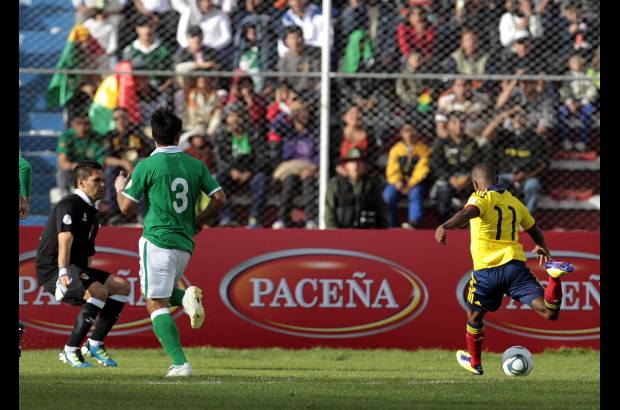 Reuters - Imagen del remate del jugador del Atl&#233;tico Nacional.