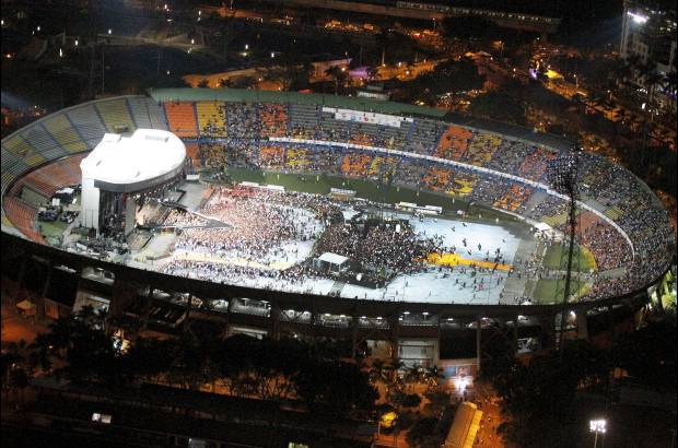 Robinson S&#225;enz - Sobrevuele junto con EL COLOMBIANO el concierto de Madonna. Las grader&#237;as se comienzan a llenar cada vez m&#225;s y a nadie le importa la lluvia, ni la espera, todos quieren ver a su artista.
